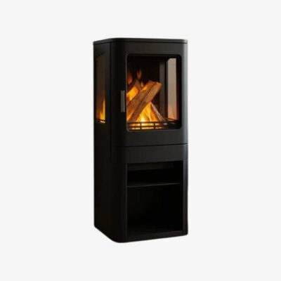 Moderne vrijstaande zwarte haard met vuur en houtblokken